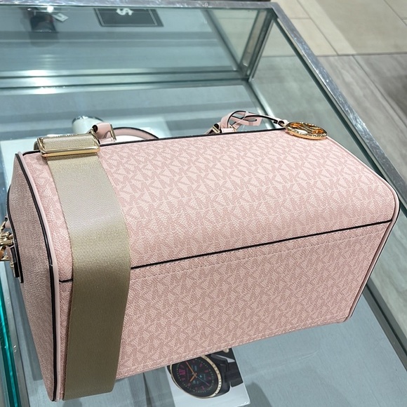 Michael Kors med Duffel Travel - Leather/Coated
Light Powder Blush
MD DUFFLE
NWT - Picture 12 of 16